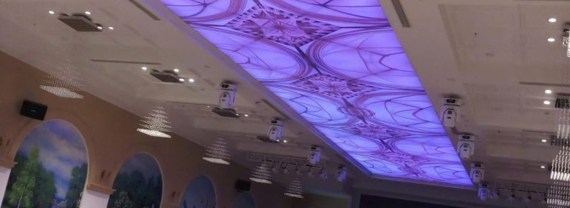 CÔNG TRÌNH TRẦN XUYÊN SÁNG ĐA SẮC TẠI TRUNG TÂM HỘI NGHỊ TIỆC CƯỚI METROPOLE – QUẬN 3