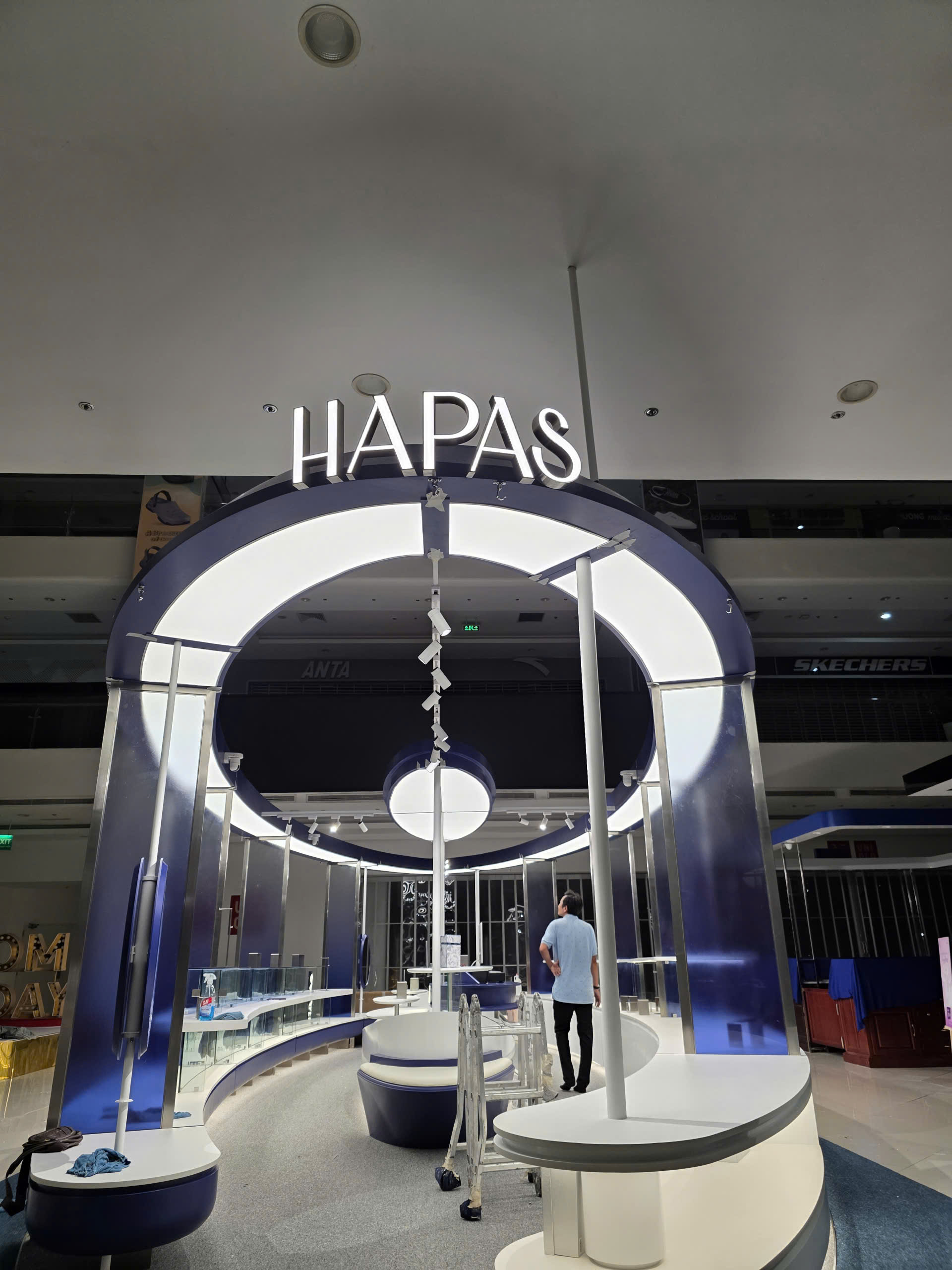 ĐÈN XUYÊN SÁNG CHO SHOP THỜI TRANG HAPAS