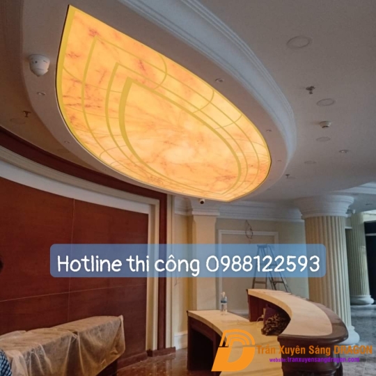 trần xuyên sáng tại quầy lễ tân