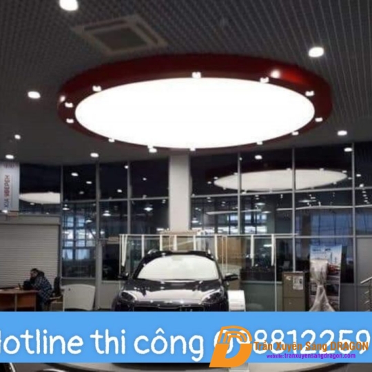 trần xuyên sáng tại cửa hàng ôtô sang trọng